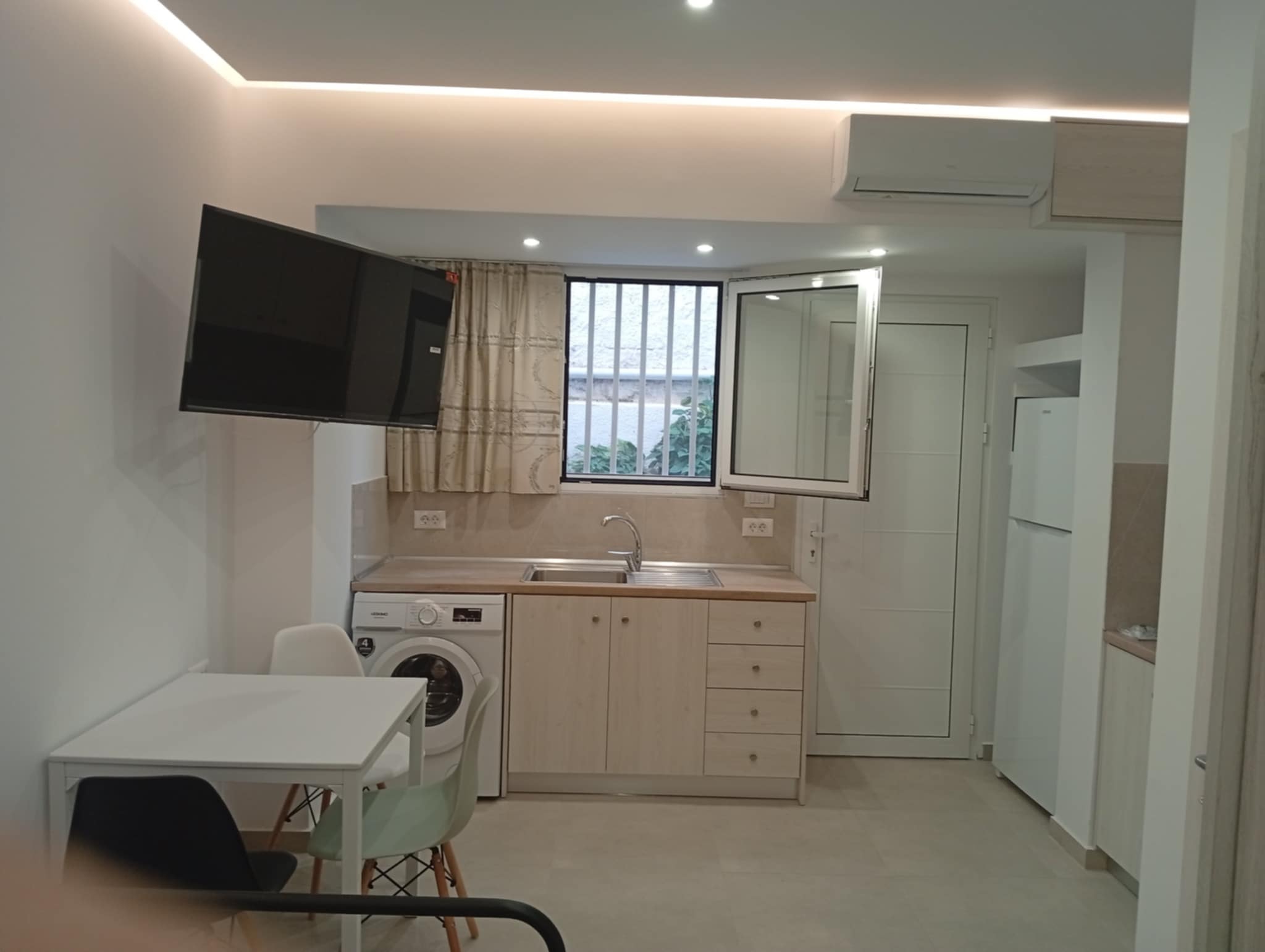 Ενοικιάζεται ανακαινισμένο στουντιο δίπλα στο πανεπιστήμιο κατάλληλο για φοιτητές.