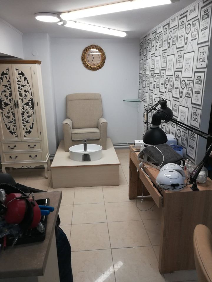 Ζητείται κομμώτρια με εμπειρία και γνώσεις αισθητικής άκρων