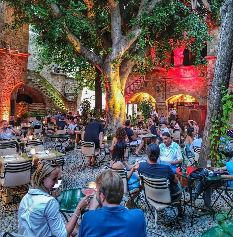 Από την ΩΒΕΡΝΗ στην Μεσαιωνικη πολη της Ροδου ζητούνται Μπάρμαν ,βοηθος μπάρμαν και Σερβιτόρος/ρα