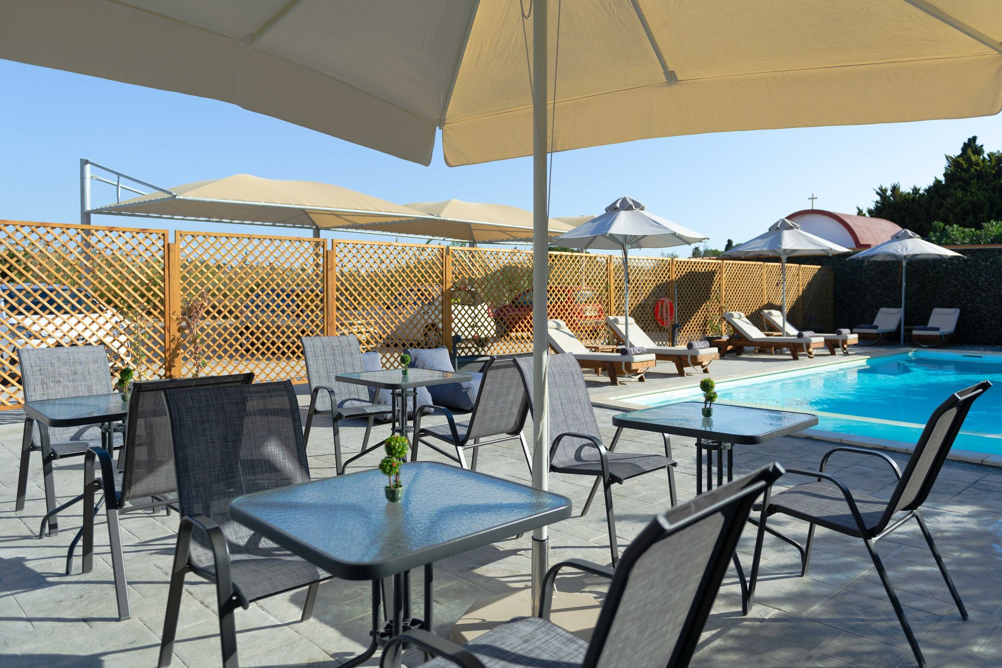 Κοπέλα για service σε pool bar boutique ξενοδοχείου στην Κρεμαστή, ημιαπασχόληση. Τηλ.: 2241096426