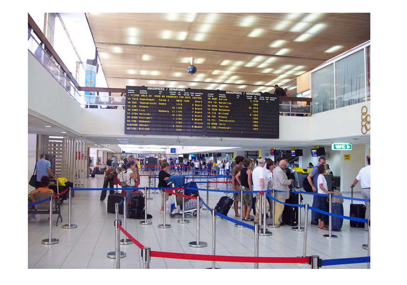 Νυχτερινός υπάλληλος εξυπηρέτησης πελατών στο αεροδρόμιο