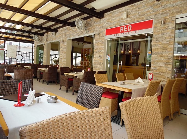 Απο το εστιατόριο RED στο Νιοχώρι ζητούνται Σερβιτόρος/α και βοηθός κουζίνας