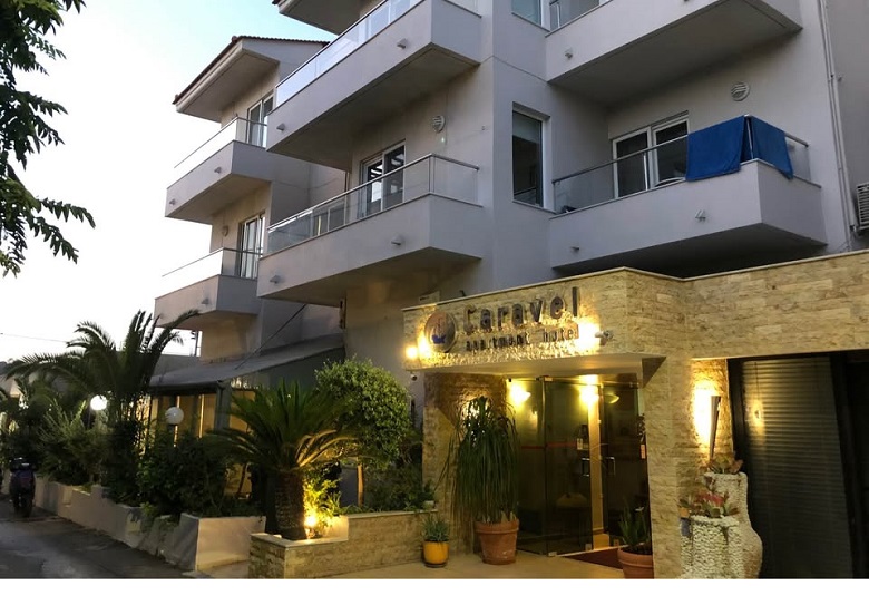 Υπάλληλος υποδοχής στο ξενοδοχείο Caravel Hotel στην Ιξιά Ρόδου 