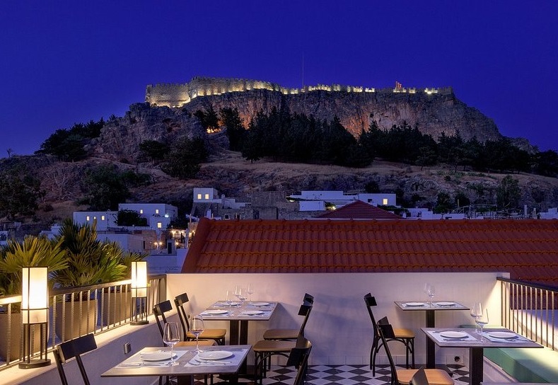 Εστιατόριο στη Ρόδο αναζήτα Σερβιτόρο Α'  με διαμονή & διατροφή.
