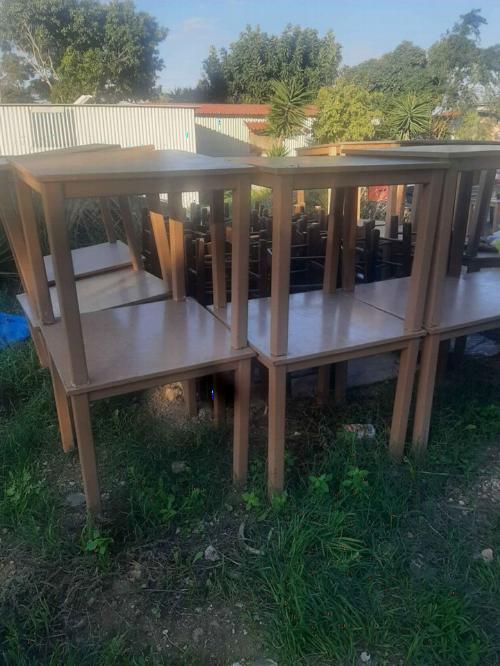 Πωλούνται 20 ξύλινα τραπέζια και 30 ξυλινες καρέκλες
