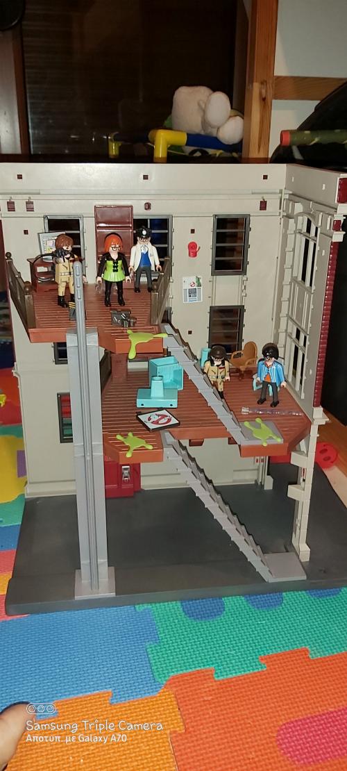 Πωλείται αρχηγειο Playmobil Ghostbusters και αρχηγειο κυνηγών δεινοσαύρων