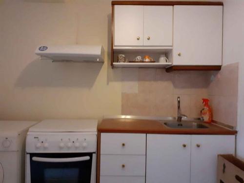 Ενοικιάζεται επιπλωμενη γκαρσονιερα 250€