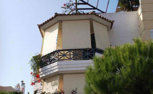 Πωλούνται δύο (2) τέντες κάθετες για μπαλκόνι.