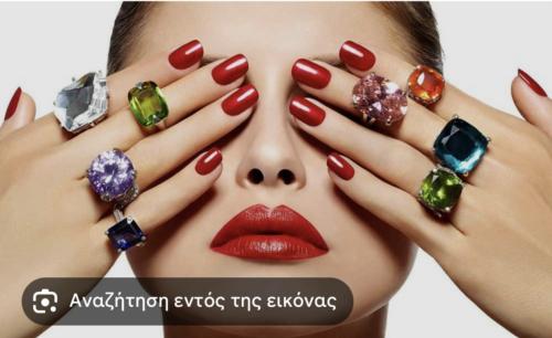 Ζητούνται έμπειρες τεχνίτριες με γνώσεις μανικιούρ, πεντικιούρ και τεχνητών νυχιών